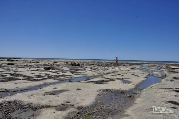 A maré baixa deixa aberta uma área rochosa da praia de Las Grutas, na Argentina
